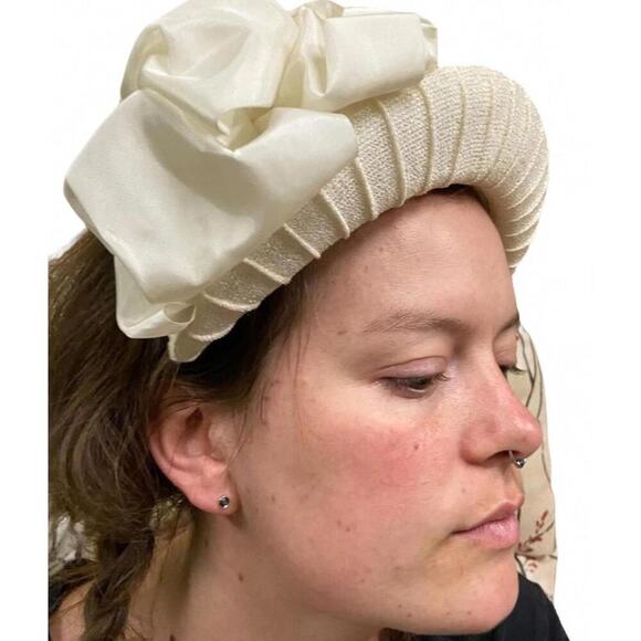 Vintage White Wedding Hat – Pleated Band & Bow – Elegant Bridal Headpiece - Picture 2 of 4